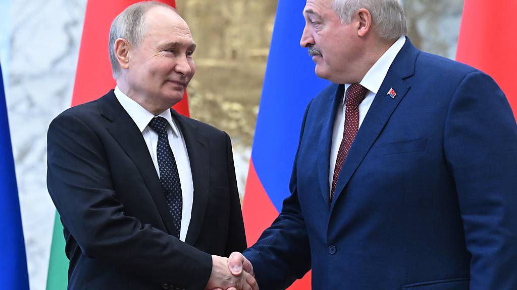 ARCHIV - Der russische Präsident Wladimir Putin (l) und der belarussische Präsident Alexander Lukaschenko (r). Foto: Dmitriy Azarov/Pool Sputnik Kremlin/AP/dpa