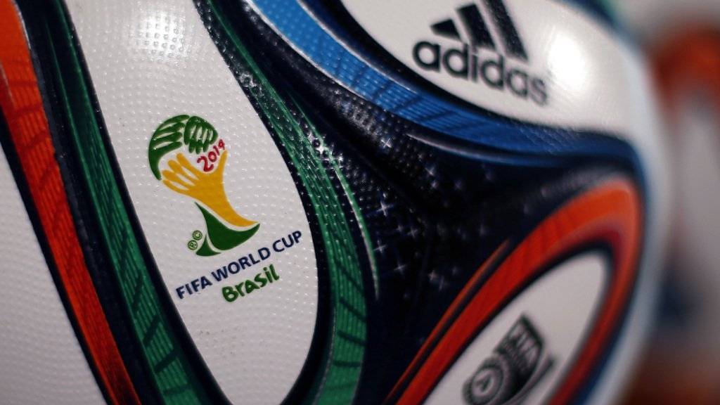 Das Adidas-Logo auf einem Fussball der WM 2014 in Brasilien. Der Sportartikelhersteller bleibt trotz der jüngsten Skandale FIFA-Sponsor.