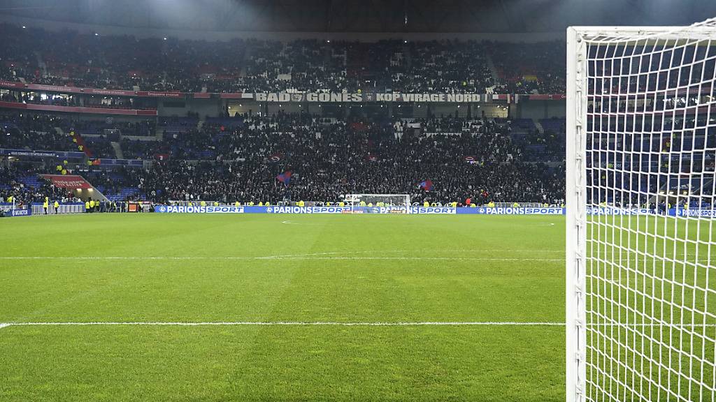 Volles Stadion, leerer Rasen: Lyon gegen Marseille wurde nach fünf Minuten abgebrochen