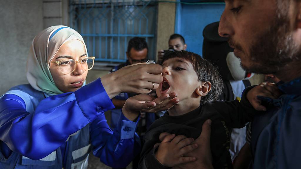 ARCHIV - Palästinensische Kinder erhalten Polio-Impfstoff-Tropfen im Rahmen der zweiten Polio-Impfkampagne in Deir El-Balah im zentralen Gazastreifen. Foto: Abed Rahim Khatib/dpa