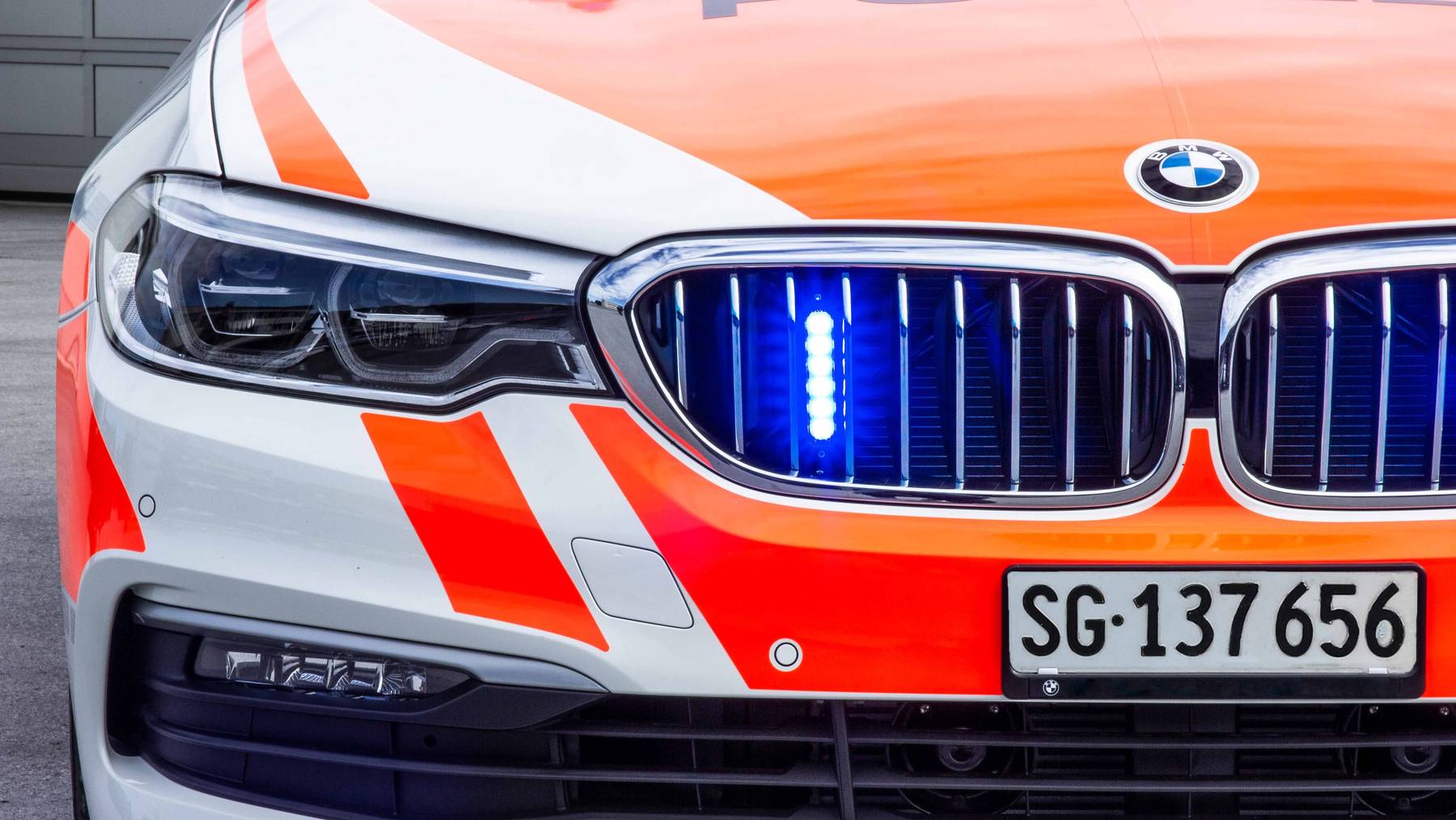 Der 38-jährige Mitarbeiter des Verkehrsdienstes regelte an Kreuzung Zürcherstrasse / Rütistrasse in Rapperswil-Jona den Verkehr, als ihm ein Auto über den Fuss fuhr. (Symbolbild)