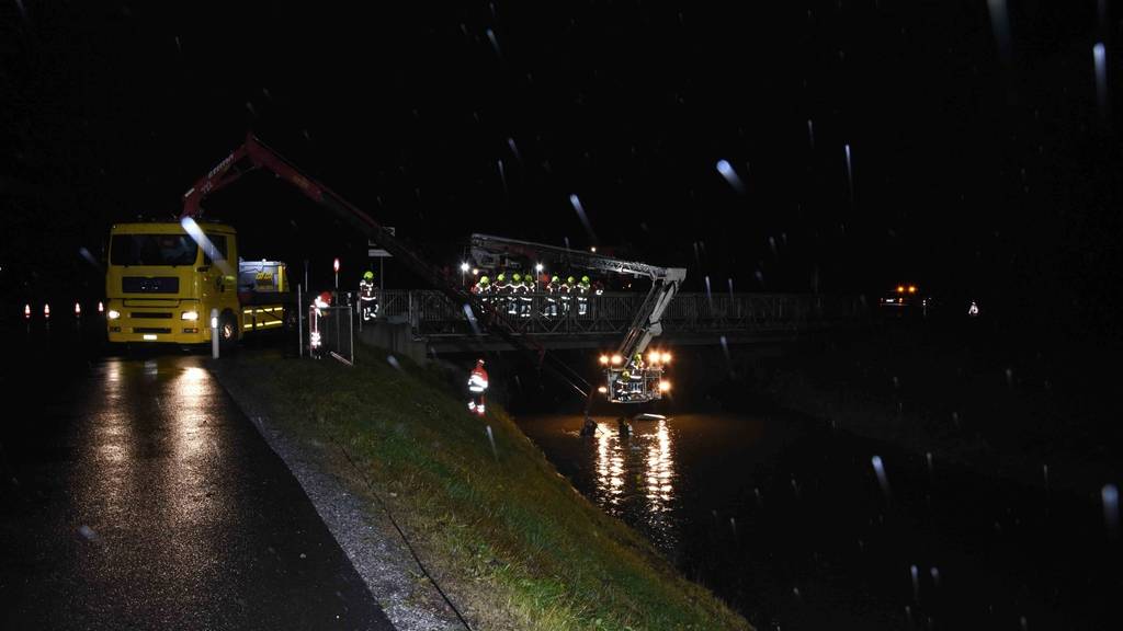 Das Auto wurde später von der Feuerwehr und Polizeitauchern geborgen. (Bild: Kapo SG)