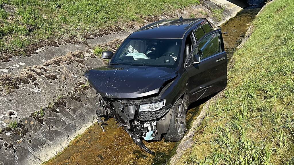 Autofahrerin bei Selbstunfall in Seewen SZ verletzt