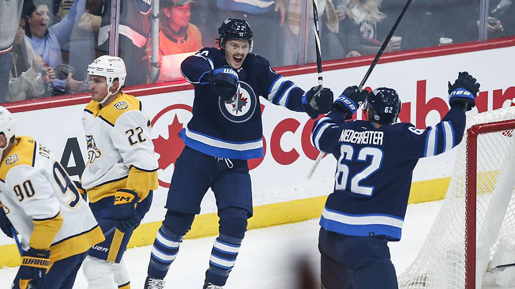 Nino Niederreiter bejubelt mit Mason Appleton das 1:0 von Winnipeg