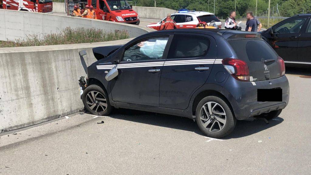 In einem Kreisel in Pratteln ist eine Autofahrerin am Freitag frontal in eine Mauer gekracht. Im Spital erlag sie ihren Verletzungen.