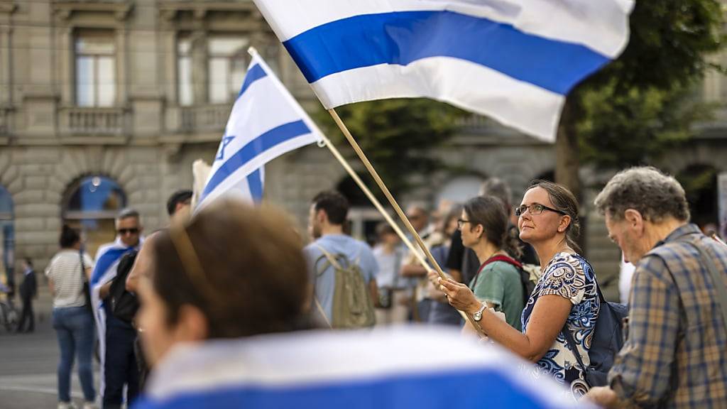 In Zürich haben am Mittwochabend rund 60 Personen demonstriert. Der Umzug durch den Kreis 1 richtete sich auch gegen Antisemitismus.