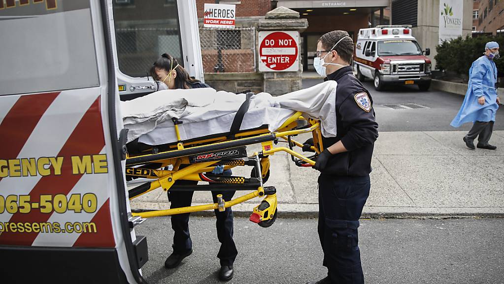 Ein Corona-Patient wird in Yonkers im Bundesstaat New York in eine Ambulanz verladen. Es liegen immer weniger Menschen wegen Covid-19 in den Spitälern. (Archivbild)