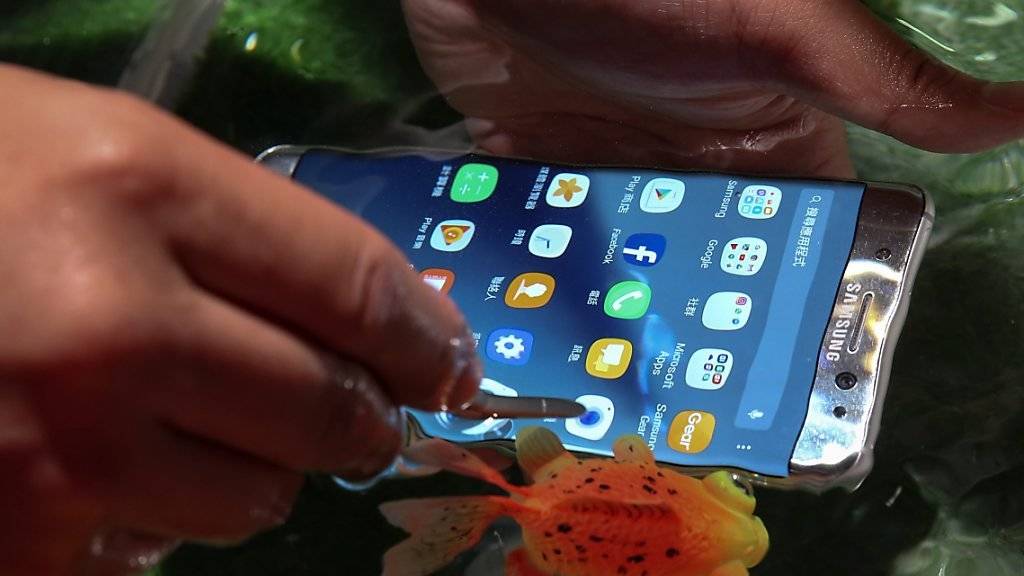 Samsung-Handys werden in der Werbung auf dem Boden eines Schwimmbeckens oder im Meer benutzt. Das hat dem Telekomkonzern nun eine Klage der australischen Wettbewerbsbehörde eingebrockt. (Archiv)