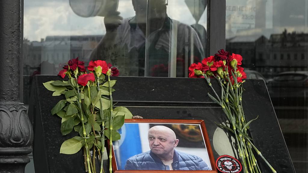 ARCHIV - Ein Porträt des russischen Söldnerführers Jewgeni Prigoschin liegt an einer informellen Gedenkstätte in St. Petersburg. Foto: Dmitri Lovetsky/AP/dpa