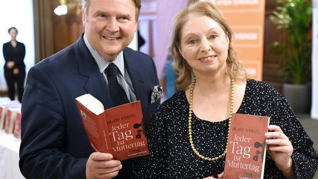 Kostenlose Lektüre: Die britische Autorin Hilary Mantel - hier mit Wiens Bürgermeister Michael Ludwig - verschenkt 100'000 Exemplare ihres Romans «Jeder Tag ist Muttertag».