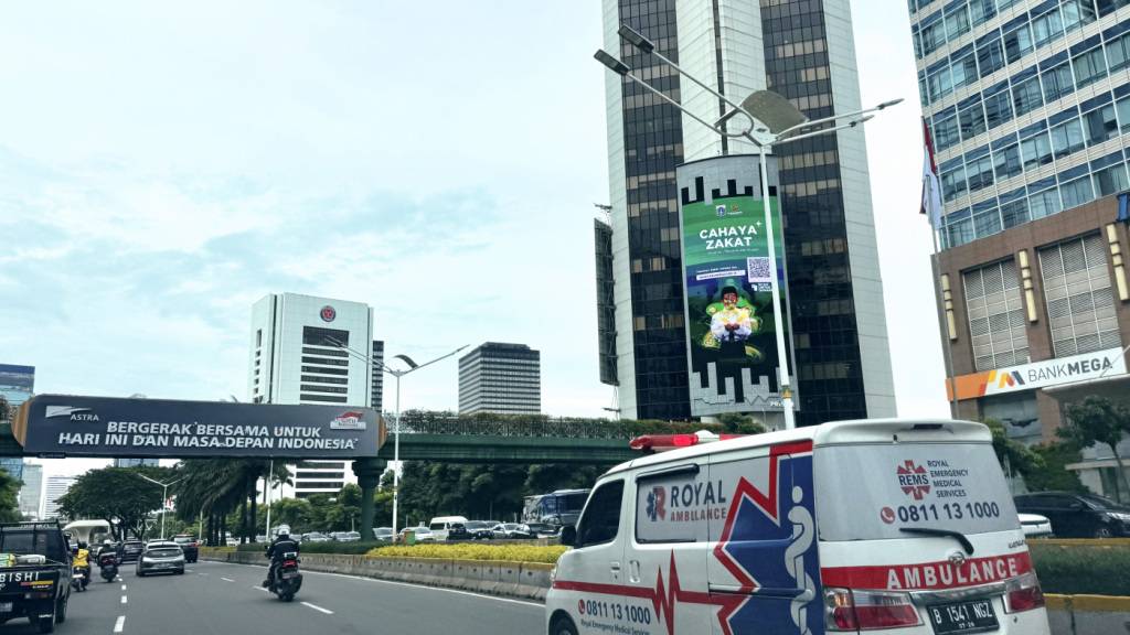 ARCHIV - Ein Krankenwagen fährt durch die Innenstadt von Jakarta. Foto: Carola Frentzen/dpa (Archivbild)