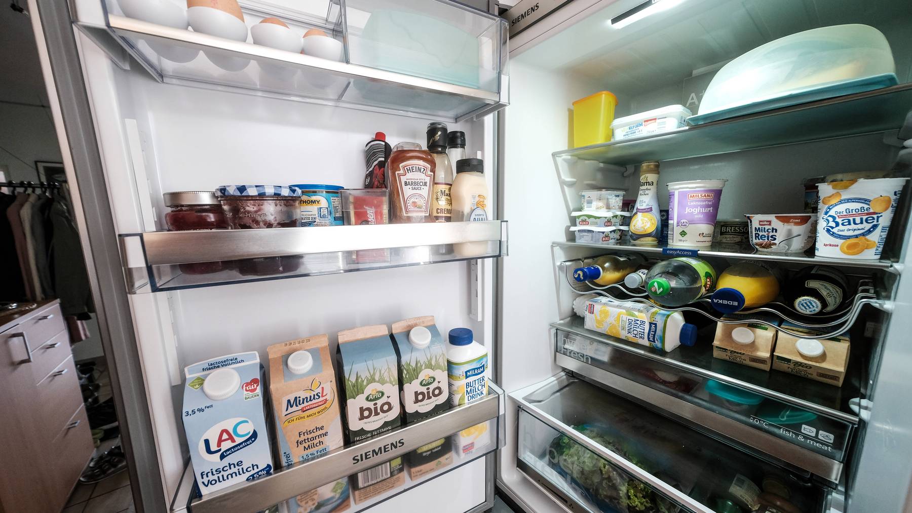Voller Kühlschrank Milch Joghurt Einkaufen