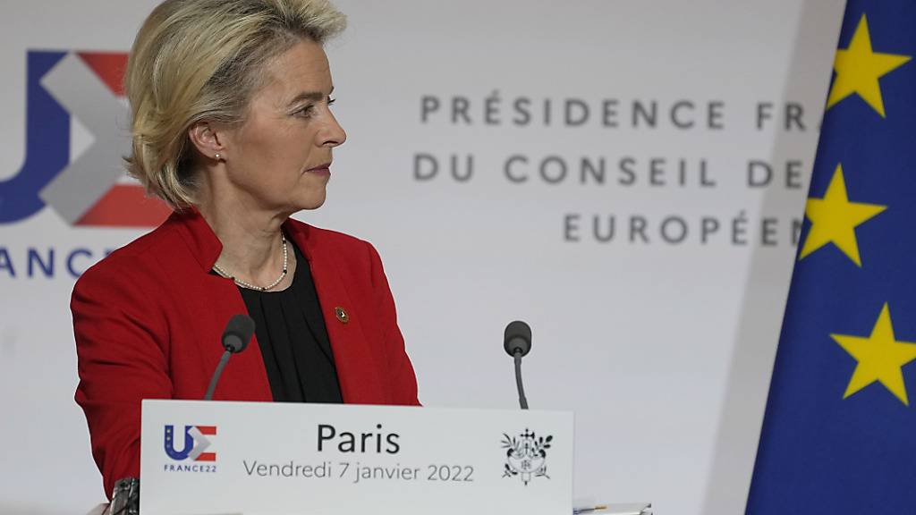 Ursula von der Leyen, Präsidentin der Europäischen Kommission, spricht mit dem Präsidenten von Frankreich nach einem gemeinsamen Treffen auf einer Pressekonferenz. Foto: Michel Euler/Pool AP/dpa