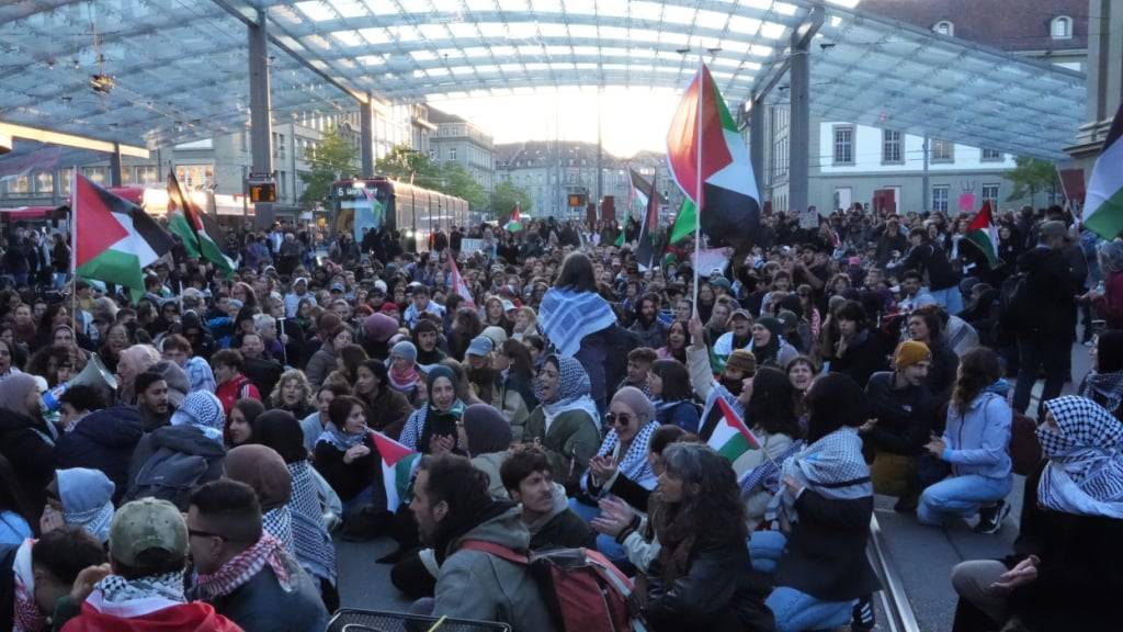 Einige hundert Personen demonstrierten in Bern für die Freilassung der Angehörigen der Gaza-Hilfsflottille.