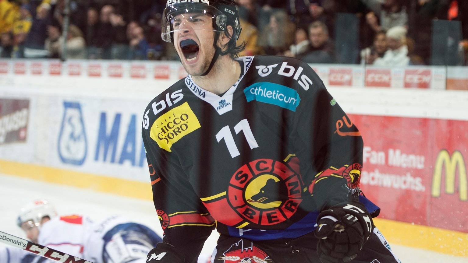 Alain Berger jubelt nach seinem Tor in den Playoffs 2016 gegen die ZSC Lions.