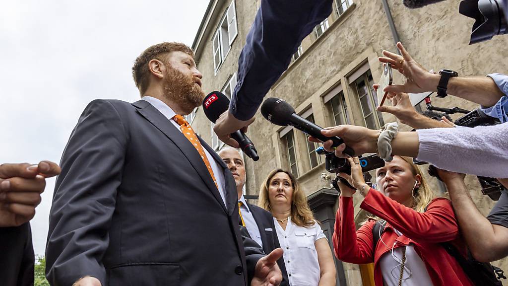 Erwin Sperisen wird vor dem Gerichtsgebäude in Genf von Journalistinnen und Journalisten umringt.