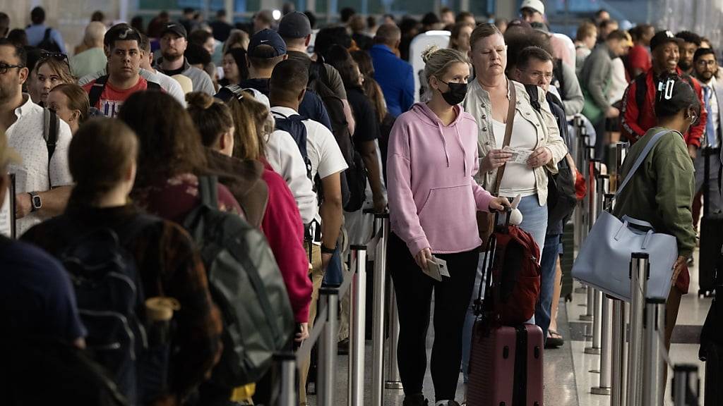 Die US-Transportsicherheitsbehörde TSA hat am langen Wochenende zum
Feiertag Memorial Day eine Rekordzahl von Flugpassagieren
verzeichnet. (Archivbild)