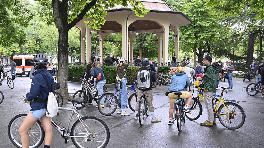 Teilnehmer der «Critical Mass» auf dem Zürcher Bürkliplatz.