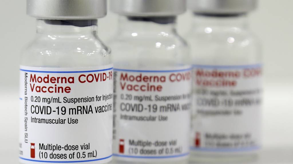 ARCHIV - Das US-Unternehmen Moderna will die Produktionskapazitäten für seinen Corona-Impfstoff ausbauen. Foto: Michael Sohn/AP