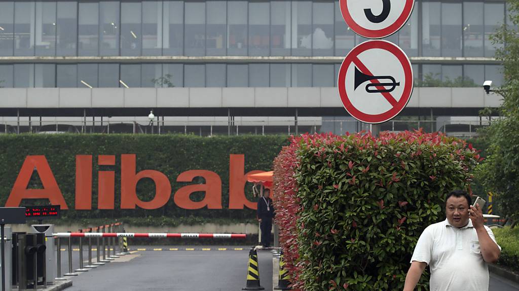Der chinesische Onlinekonzern Alibaba investiert künftig viel Geld in den Ausbau des Geschäfts mit Cloud-Dienstleistungen. Damit will er dem US-Kontrahenten Amazon Konkurrenz machen.(Archivbild)