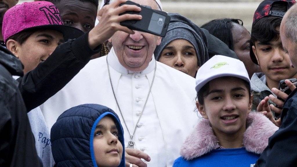Nach der Fahrt mit dem Papamobil gab für die Kinder aus Syrien, Nigeria und dem Kongo noch ein Selfie mit dem Papst.