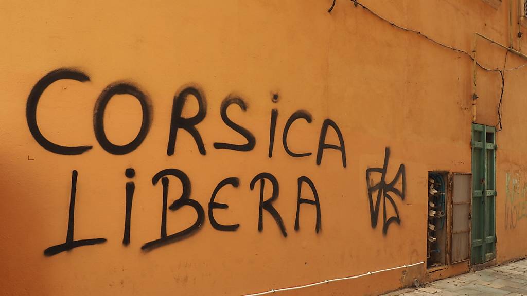 In Bastia ist eine Hauswand mit der Forderung nach korsischer Unabhängigkeit besprüht worden. Die Mittelmeerinsel könnte demnächst mehr Autonomie erhalten. Foto: Rachel Boßmeyer/dpa