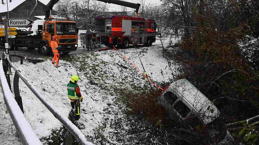 In Waldkirch wurde eine 33-jährige Mitfahrerin verletzt, als ein Auto von der schneebedeckten Strasse abkam und in ein Tobel stürzte.