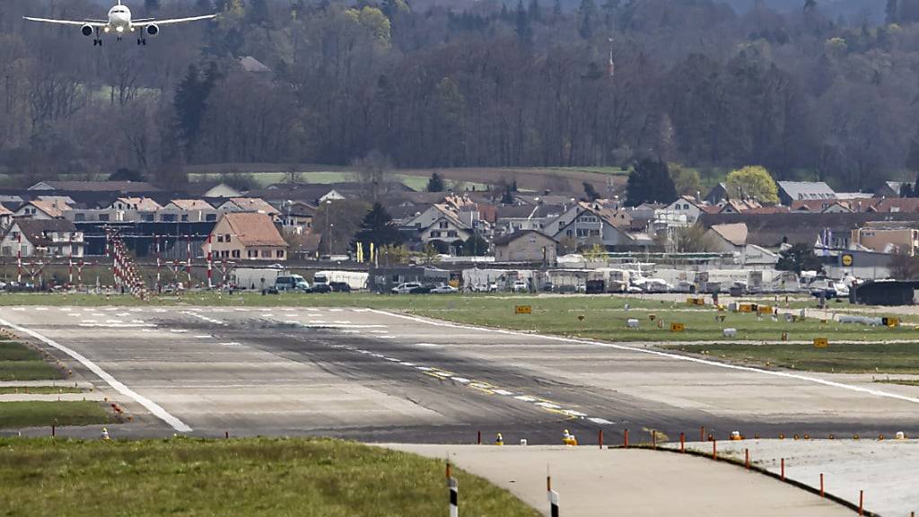 Zwei Pisten des Flughafens Zürich sollen verlängert werden. Die Gegner monieren, dass ihre Argumente in der Abstimmungszeitung für den 3. März ungerechtfertigt gekürzt wurden. Dennoch soll diese laut Regierungsrat ausgeliefert werden. (Archivbild)