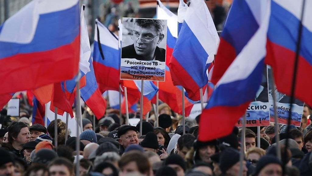 Die russische Opposition wollte mit dem Gedenkmarsch für den ermordeten Politiker Nemzow ein Zeichen setzen - sein Gesicht war auf Plakaten allgegenwärtig.