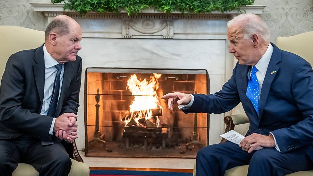 Bundeskanzler Olaf Scholz (SPD, l) sitzt neben US-Präsident Joe Biden bei einem bilateralen Treffen im Oval Office im Weißen Haus. Für Scholz ist es bereits der dritte Besuch im Weißen Haus als Kanzler. Foto: Michael Kappeler/dpa