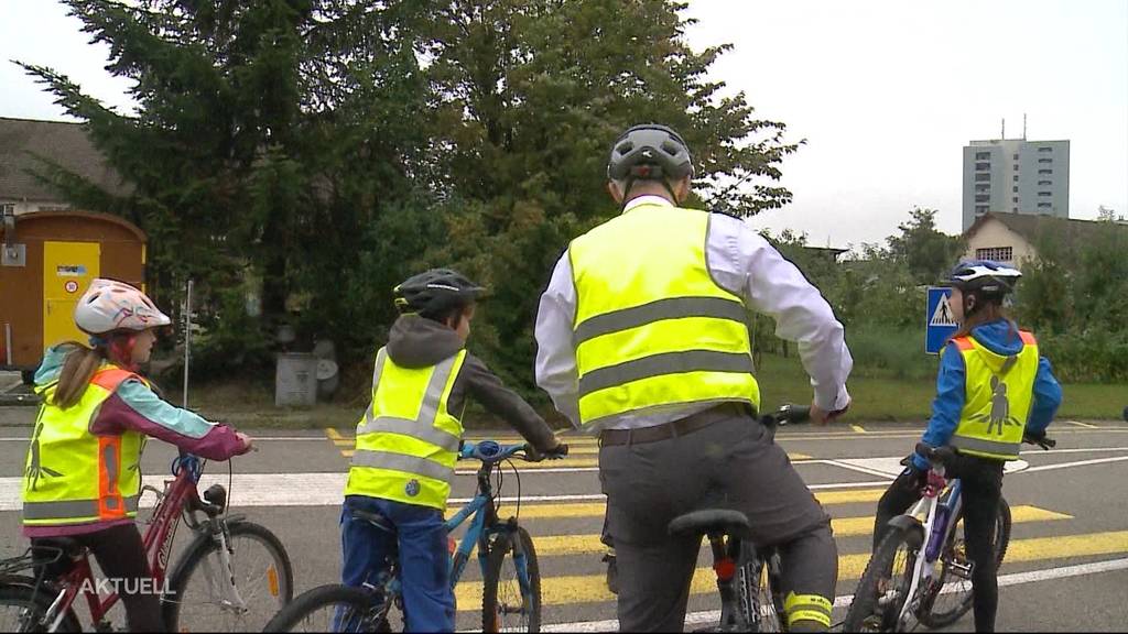 Einheitlicher Verkehrsunterricht: Schüler üben im Parcours in Lenzburg