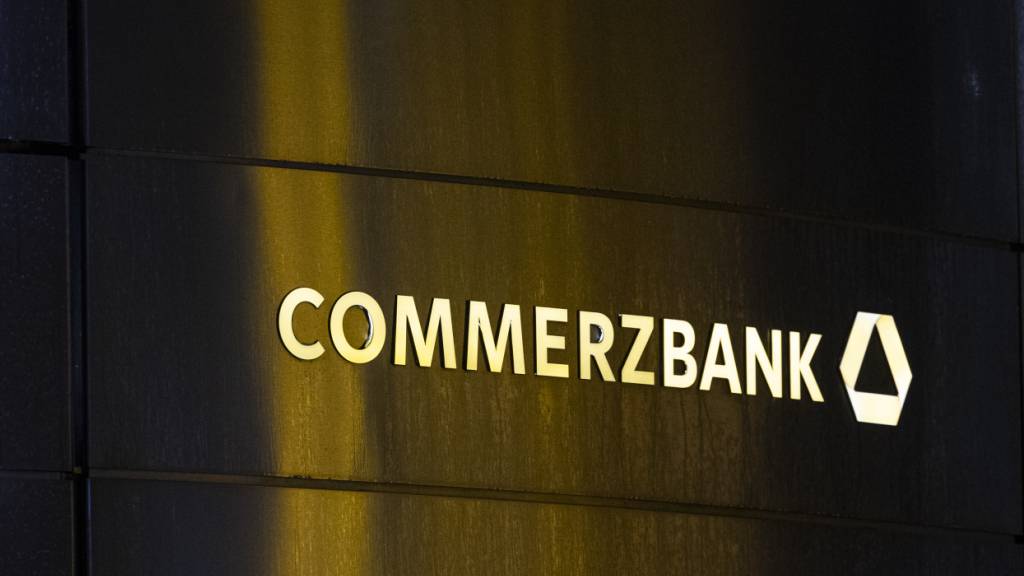 Der Übernahmekampf zwischen der Commerzbank und der Unicredit spitzt sich zu. Der Commerzbank-Gesamtbetriebsrat wirft der italienischen Grossbank irreführende Angaben bei ihrem Übernahmeangebot vor und will nun Strafanzeige stellen. (Archivbild)