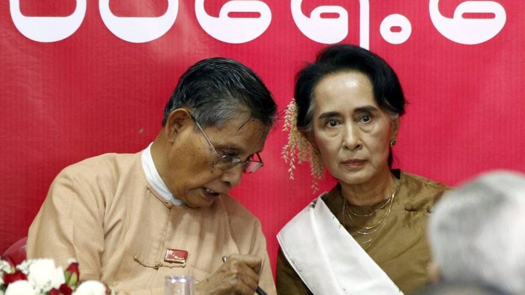 Aung San Suu Kyi (rechts) und NLD-Parteichef Tin Oo: Das Land soll am 10. März einen neuen Präsidenten erhalten. Suu Kyi kann allerdings nicht gewählt werden. (Archivbild)