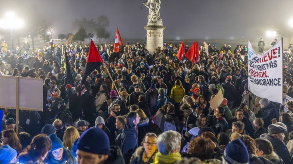 Am Dienstagabend demonstrierten Tausende gegen die vorgesehenen Sparmassnahmen im Kanton Waadt.