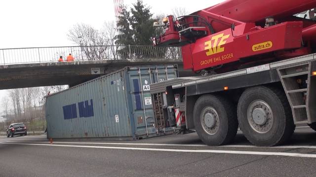 Schiffscontainer versperrt Autobahn bei Biel