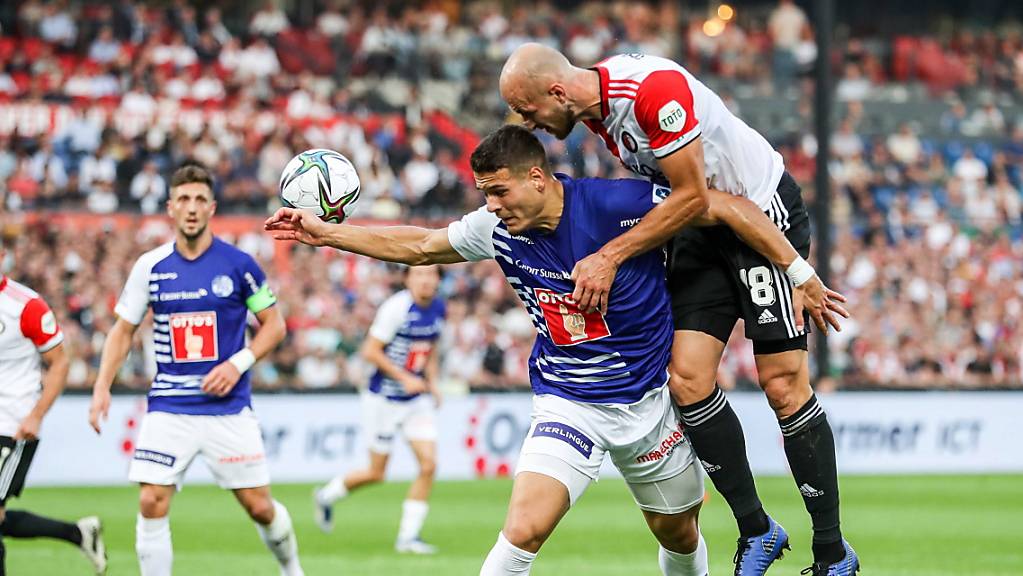 Filip Ugrinic hat im Luftduell mit Feyenoords Gernot Trauner einen schweren Stand.