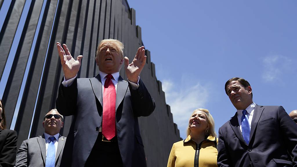 ARCHIV - Donald Trump, Präsident der USA, spricht 2020 bei einem Rundgang an einem Abschnitt der Grenzmauer zwischen Mexiko und den USA. (Archivbild) Foto: Evan Vucci/AP/dpa