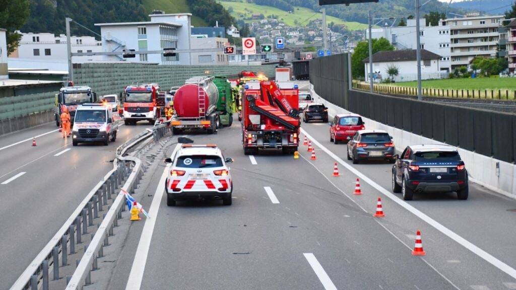 Die Mittelleitplanke wurde auf die Gegenfahrbahn gedrückt.