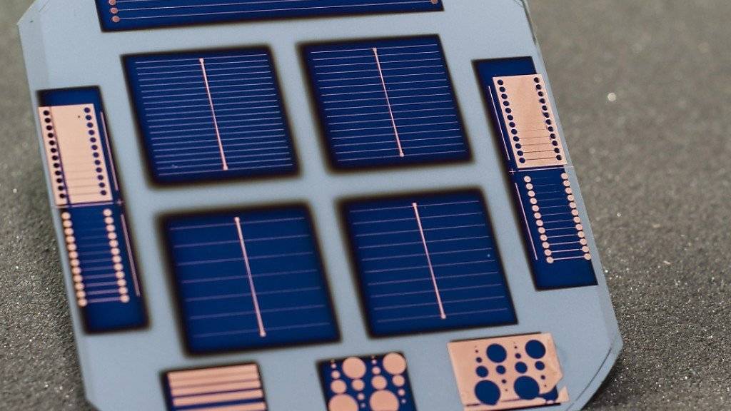 Ein internationales Team von Wissenschaftlern hat mit einem stark vereinfachten Verfahren eine sehr effiziente Silizium-Solarzelle hergestellt. Die Kernelemente entstanden am Fotovoltaiklabor der EPFL in Neuenburg.