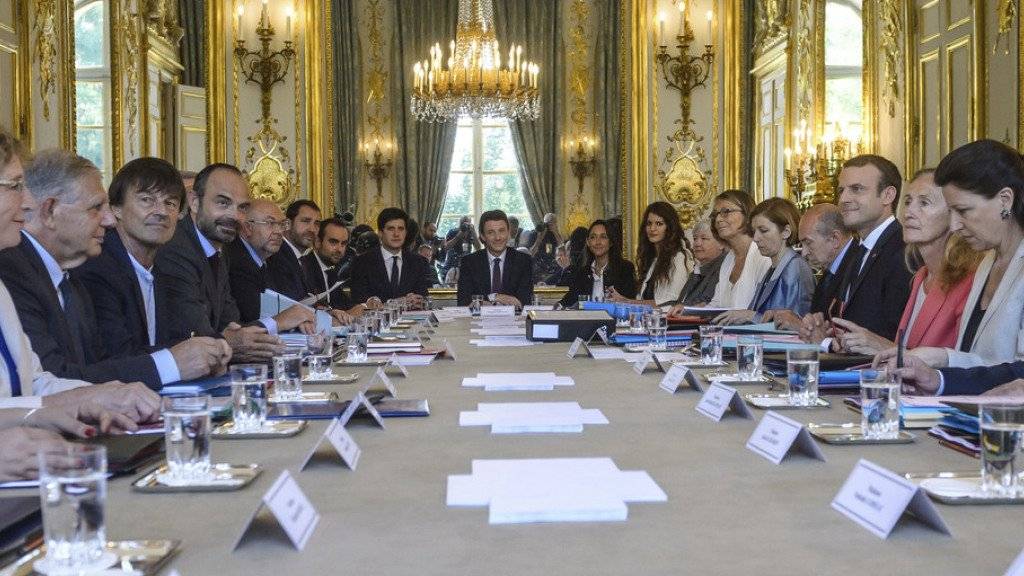 Das neue französische Kabinett bei seiner ersten Sitzung am Donnerstag in Paris.