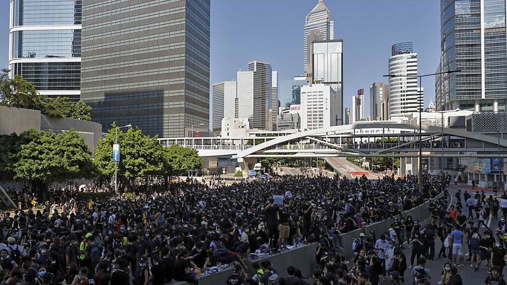 Demonstranten blockieren Strassen im Regierungsviertel von Hongkong.