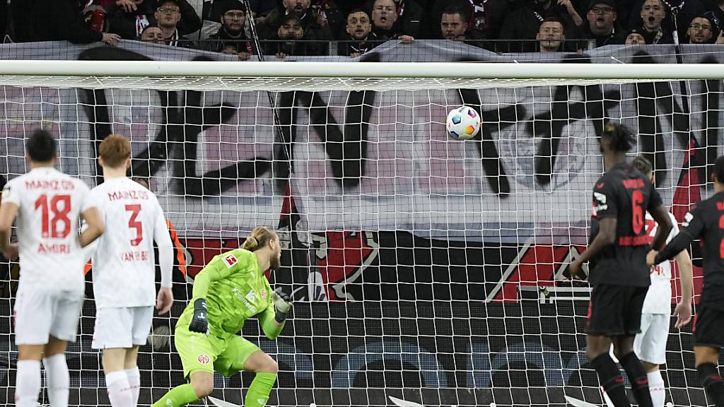 Granit Xhakas Weitschuss in der 3. Minute findet über Mainz-Keeper Robin Zentner hinweg ins Tor