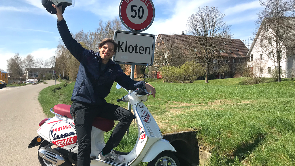 Maximilian Baumann flitzt mit der Vespa durch Kloten