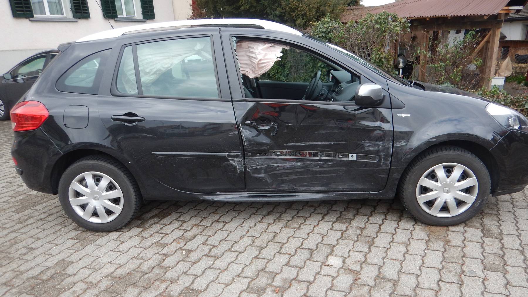 Nach einem Verkehrsunfall in Islikon musste am Samstag eine Frau ins Spital gebracht werden.