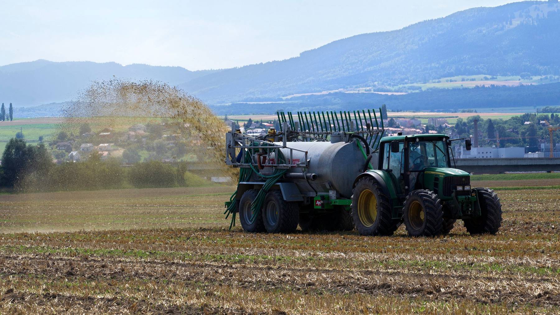 Die Ammoniak-Emissionen aus der Landwirtschaft führen zu Überdüngung und Versauerung. (Symbolbild)