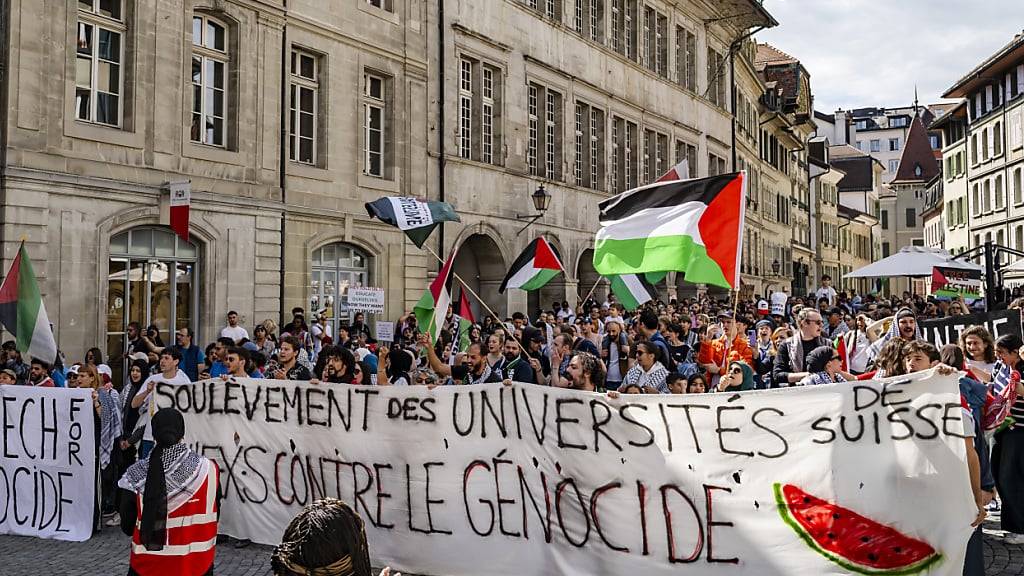 Fast tausend Pro-Palästina-Demonstranten zogen am Samstag durch die Strassen von Lausanne.
