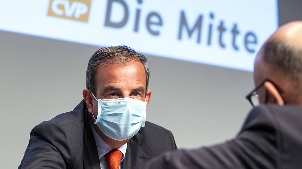 Präsident Gerhard Pfister will die Traditionspartei CVP Schweiz in «Die Mitte» umbenennen: «Wir wollen die national relevante politische Kraft der Mitte bleiben», sagte Pfister an der Delegiertenversammlung in Baden AG.