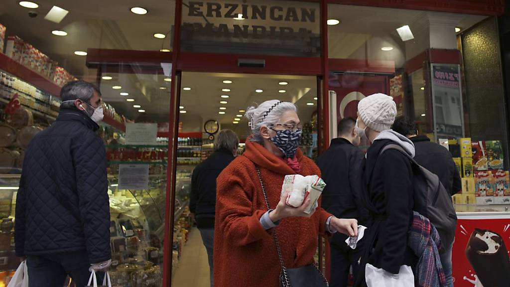 In der Türkei beginnt ein viertägiges Ausgehverbot. Es soll dazu beitragen, die Ausbreitung des Coronavirus zu verlangsamen.