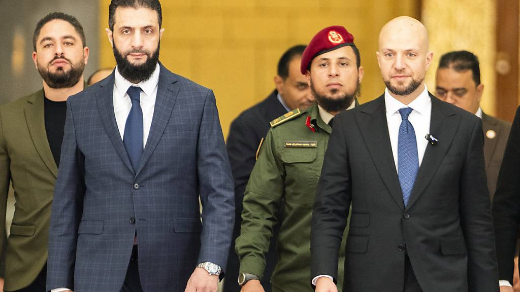 Ahmad al-Scharaa, auch bekannt als Abu Mohammed al-Dschulani, Haiat Tahrir al-Scham (HTS)-Anführer, trifft Walid Ellafi (r), libyscher Staatsminister für Kommunikation und politische Angelegenheiten, im Präsidentenpalast. Foto: Mosa'ab Elshamy/AP/dpa