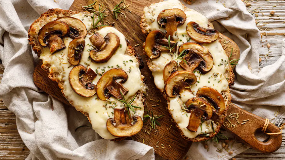 Cremige Pilze auf geröstetem Brot